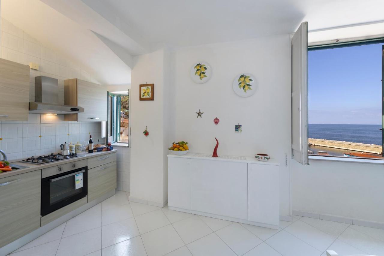 Relais Del Mare Con Terrazza Fronte Mare Free Parking Apartamento Massa Lubrense Exterior foto