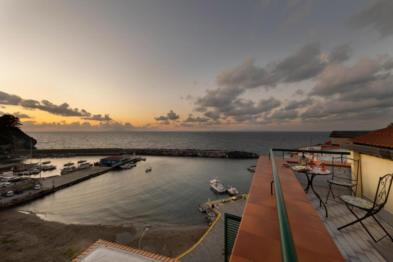 Relais Del Mare Con Terrazza Fronte Mare Free Parking Apartamento Massa Lubrense Exterior foto